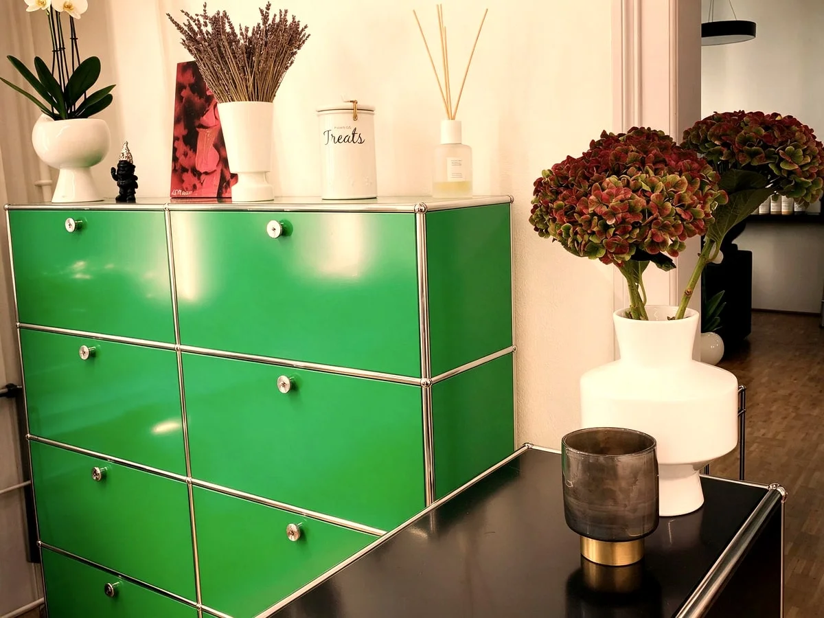 Einladender Salonbereich mit stilvollem Möbel und frischen Blumen